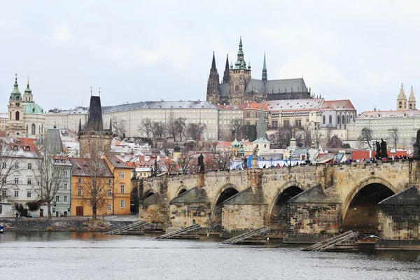 First Snow in Prague, snowy gothic Castle with the Charles Bridge, Czech Republic — Stock Photo, Image