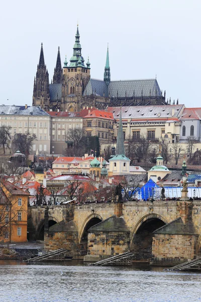 Primera nieve en Praga, Castillo gótico nevado con el Puente de Carlos, República Checa — Foto de Stock