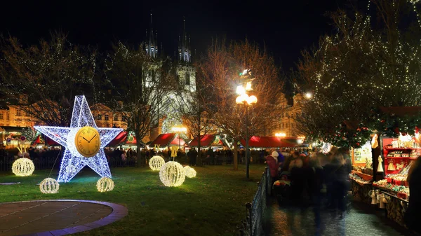 Ambiance de Noël sur la Place de la Vieille Ville, Prague, République Tchèque — Photo