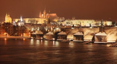 gece renkli karlı Prag Gotik Kalesi charles Köprüsü ile