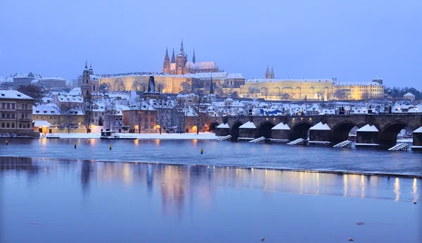 Nacht kleurrijke besneeuwde gotische burcht van Praag met charles bridge — Stockfoto