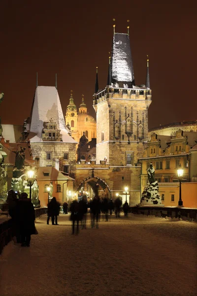 Noite nevada Catedral de São Nicolau de Praga a partir da Ponte Carlos — Fotografia de Stock