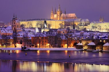 gece renkli karlı Prag Gotik Kalesi ile charles Köprüsü, Çek Cumhuriyeti