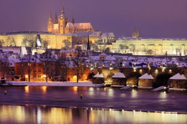 gece renkli karlı Prag Gotik Kalesi ile charles Köprüsü, Çek Cumhuriyeti