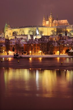 gece renkli karlı Prag Gotik Kalesi ile charles Köprüsü, Çek Cumhuriyeti