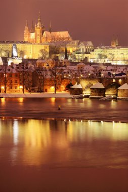 gece renkli karlı Prag Gotik Kalesi ile charles Köprüsü, Çek Cumhuriyeti