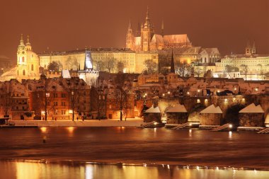 gece renkli karlı Prag Gotik Kalesi ile charles Köprüsü, Çek Cumhuriyeti