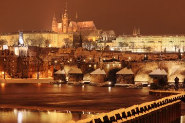 gece renkli karlı Prag Gotik Kalesi ile charles Köprüsü, Çek Cumhuriyeti