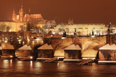 gece renkli karlı Prag Gotik Kalesi ile charles Köprüsü, Çek Cumhuriyeti