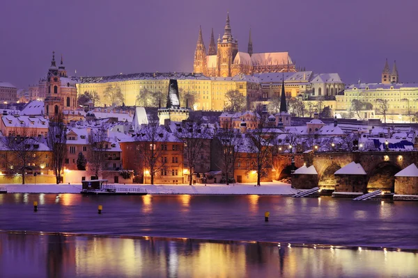 Nacht kleurrijke besneeuwde gotische burcht van Praag met charles bridge, Tsjechië — Stockfoto