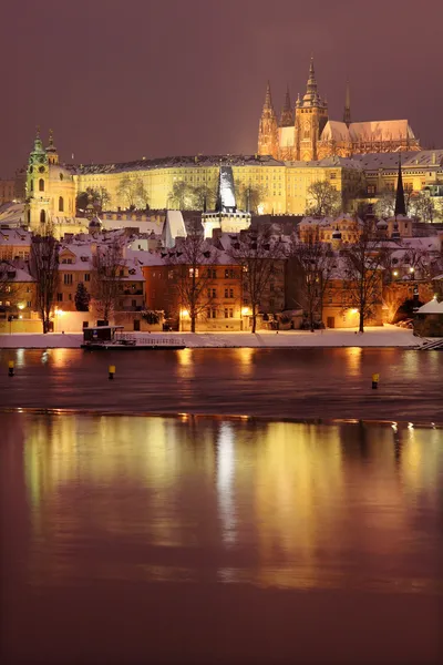 Nacht bunte verschneite Prager gotische Burg mit Karlsbrücke, Tschechische Republik — Stockfoto