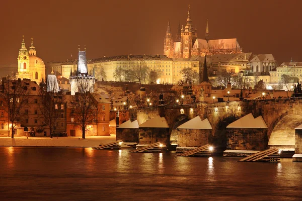 Noite colorido nevado Praga gótico Castelo com Charles Bridge, República Checa — Fotografia de Stock