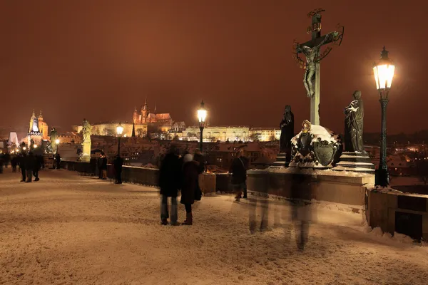 Natt romantiska färgglada snöiga gotiska Pragborgen, tower bridge och st. nicholas' katedral från Karlsbron, Tjeckien — Stockfoto