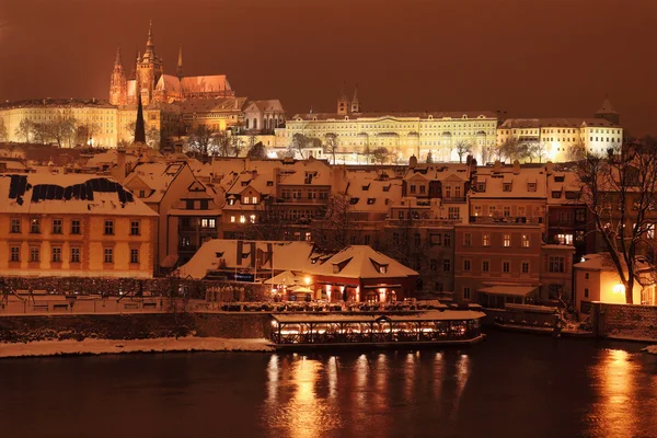 Nacht romantische besneeuwde gotische burcht van Praag, Tsjechië — Stockfoto