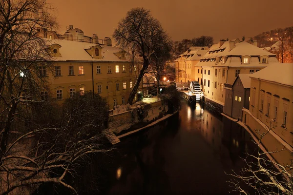 gece romantik karlı Prag değirmen yukarıda certovka, Çek Cumhuriyeti