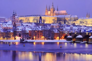 gece renkli karlı Prag Gotik Kalesi charles Köprüsü ile