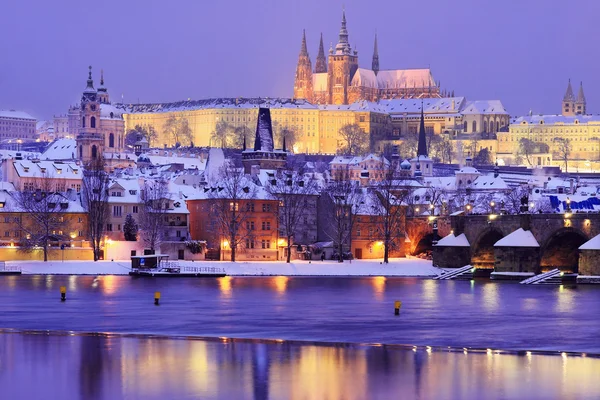 Noční barevné zasněžené Praze gotický hrad s Karlův most — Stock fotografie