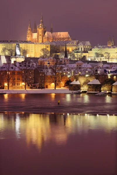 Noční barevné zasněžené Praze gotický hrad s Karlův most — Stock fotografie