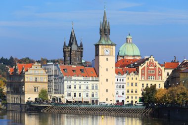 görünüm üzerinde renkli sonbahar Prag eski şehir, Çek Cumhuriyeti