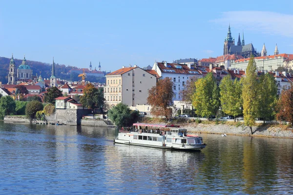 Jesień-Praga, zamek gotycki, nad rzeką Wełtawą, Republika Czeska — Zdjęcie stockowe