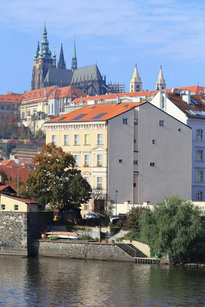 Höstens Prag gotiska slottet ovanför floden Moldau, Tjeckien — Stockfoto