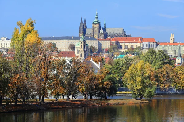 Herfst Praag gotische burcht boven de rivier vltava, Tsjechië — Stockfoto