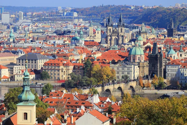 Colorida ciudad de Praga otoño con sus torres, República Checa —  Fotos de Stock