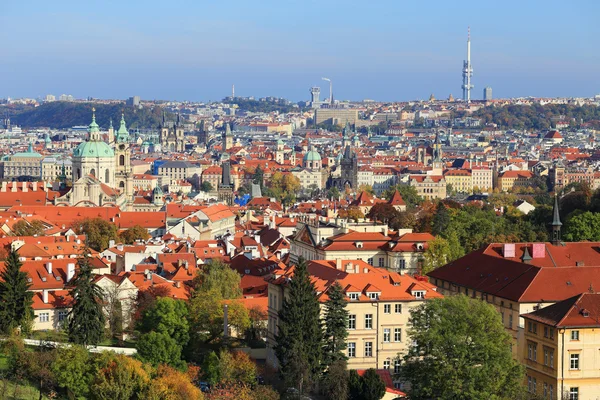 Kleurrijke herfst Praag stad met haar torens, Tsjechië — Stockfoto
