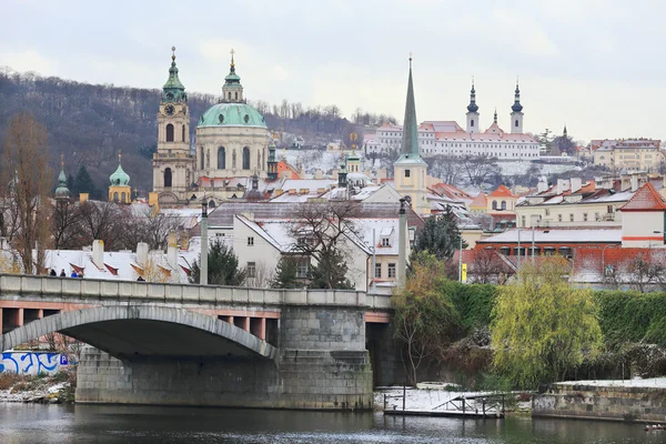 Романтический снежный собор Святого Николая в Праге, Чехия — стоковое фото