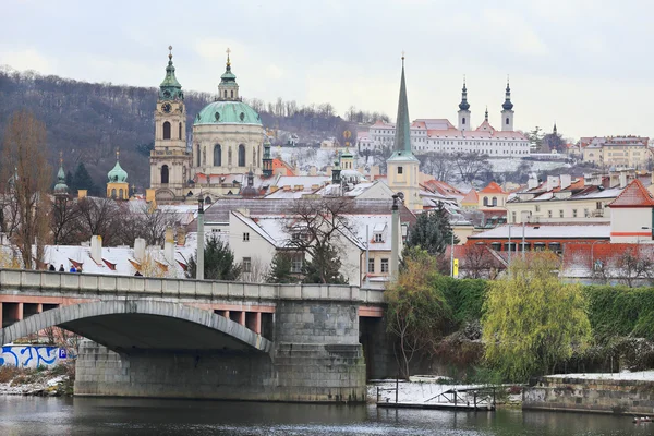 Romantische besneeuwde Praag st.-Niklaaskathedraal, Tsjechië — Stockfoto