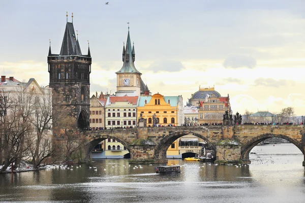 Romantyczny widok na śnieżne Praga stare miasto, Republika Czeska — Zdjęcie stockowe