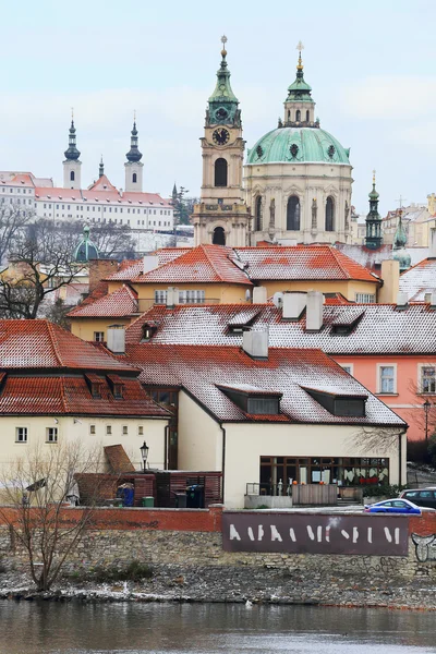 Romantische verschneite Prager Nikolaikathedrale, Tschechische Republik — Stockfoto