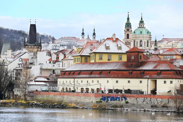 ロマンチックな雪に覆われたプラハ聖ニコラス大聖堂、チェコ共和国 — ストック写真