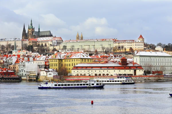 Pierwszy śnieg w mieście Praga, gotycki zamek nad rzeką Wełtawą — Zdjęcie stockowe