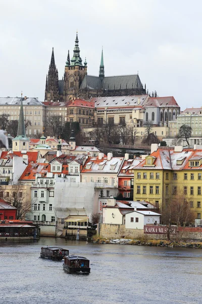 Pierwszy śnieg w mieście Praga, gotycki zamek nad rzeką Wełtawą — Zdjęcie stockowe