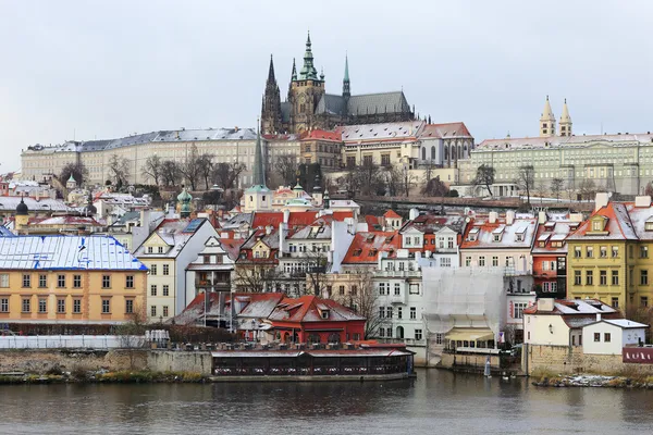 Pierwszy śnieg w mieście Praga, gotycki zamek nad rzeką Wełtawą — Zdjęcie stockowe