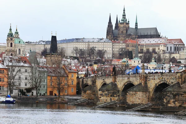 Karlı Gotik Prag Kalesi ile charles Köprüsü, Çek Cumhuriyeti — Stok fotoğraf