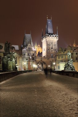 gece karlı Prag Köprüsü Kulesi ve charles Köprüsü'nden Aziz nicholas Katedrali