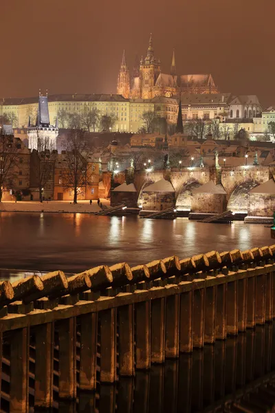 Noche romántica nevada Praga, República Checa — Foto de Stock