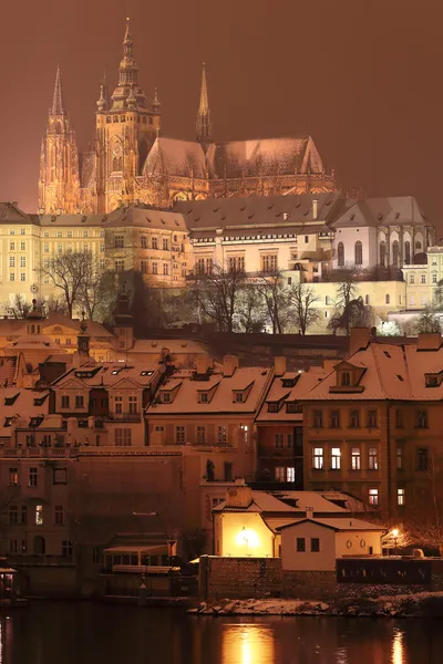夜ロマンチックな雪に覆われたゴシック プラハ、チェコ共和国 — ストック写真