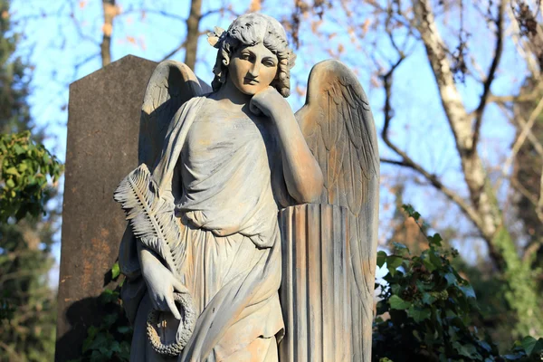 De engel van het oude kerkhof van Praag, Tsjechië — Stockfoto