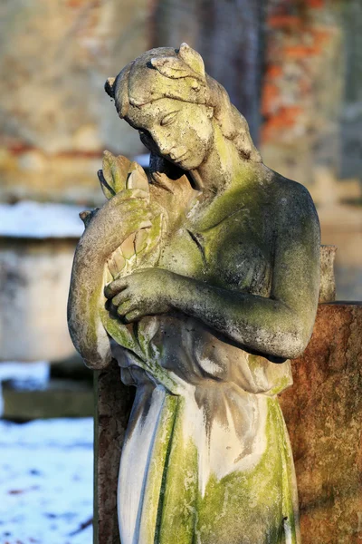Dziewczynka kamień na grób z stary cmentarz w Pradze, Republika Czeska — Zdjęcie stockowe