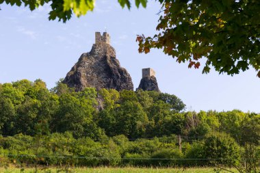 Çek Cumhuriyeti Trosky Kalesi ile Bohem Cenneti 'nde sonbahar manzarası