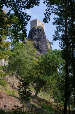 Çek Cumhuriyeti Trosky Kalesi ile Bohem Cenneti 'nde sonbahar manzarası