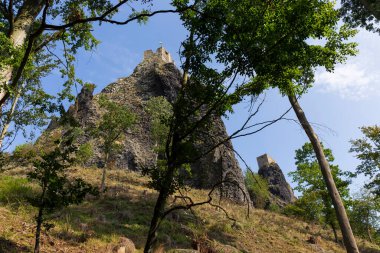 Çek Cumhuriyeti Trosky Kalesi ile Bohem Cenneti 'nde sonbahar manzarası