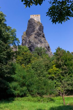Çek Cumhuriyeti Trosky Kalesi ile Bohem Cenneti 'nde sonbahar manzarası