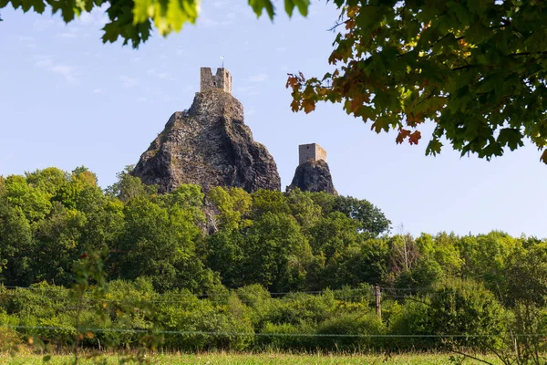 Çek Cumhuriyeti Trosky Kalesi ile Bohem Cenneti 'nde sonbahar manzarası