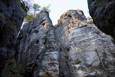 Kuzey Bohemya 'daki kumtaşı dağlarında güzel sonbahar manzarası, Tisa Kayaları, Çek Cumhuriyeti