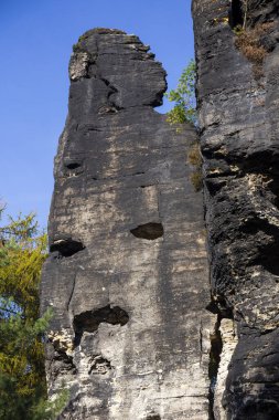 Kuzey Bohemya 'daki kumtaşı dağlarında güzel sonbahar manzarası, Tisa Kayaları, Çek Cumhuriyeti