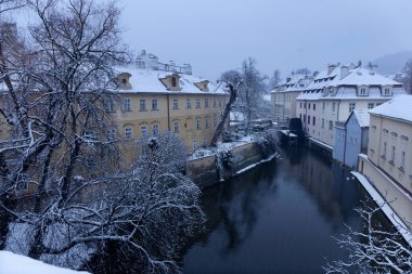 Çek Cumhuriyeti Charles Köprüsü 'nden Karlı Prag Eski ve Küçük Kasabası